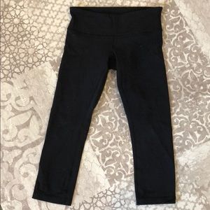 Size 6 lululemon wonder under crop 21”